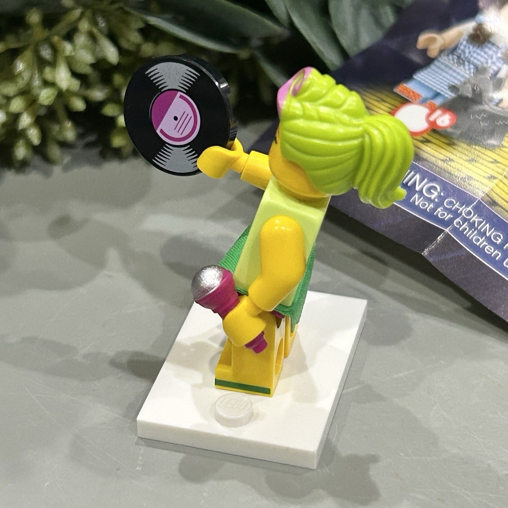The LEGO Movie 2 Minifigures Series 71023 HULA LULA HAWAIIAN GIRL minifigure - Picture 2 of 5